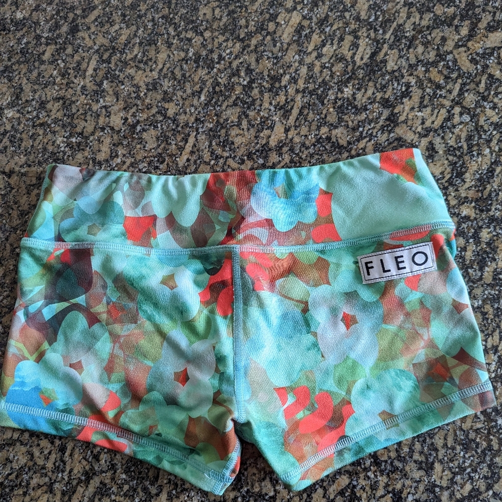 FLEO size M Electric Petal OG shorts